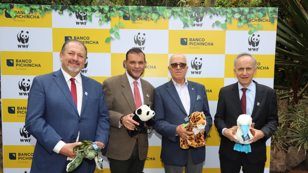 Tarcisio Granizo, director de WWF Ecuador; Roberto Troya, director Regional para América Latina y el Caribe WWF; Antonio Acosta, presidente de Banco Pichincha y Santiago Bayas, gerente general de la entidad