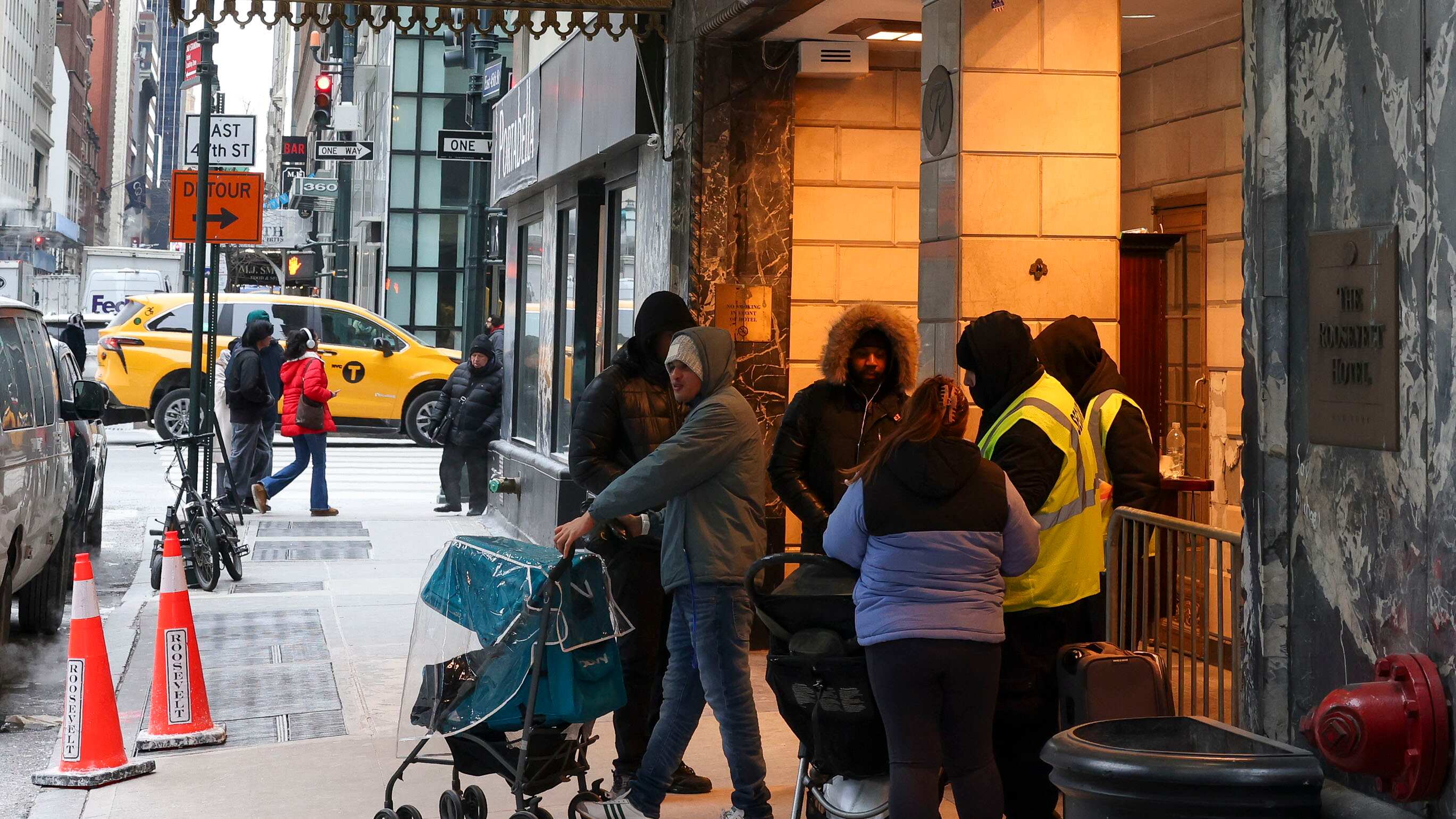 La gente entra y sale de un refugio para migrantes en el antiguo Hotel Roosevelt en Nueva York, Nueva York, EE.UU., 21 de enero de 2025.
