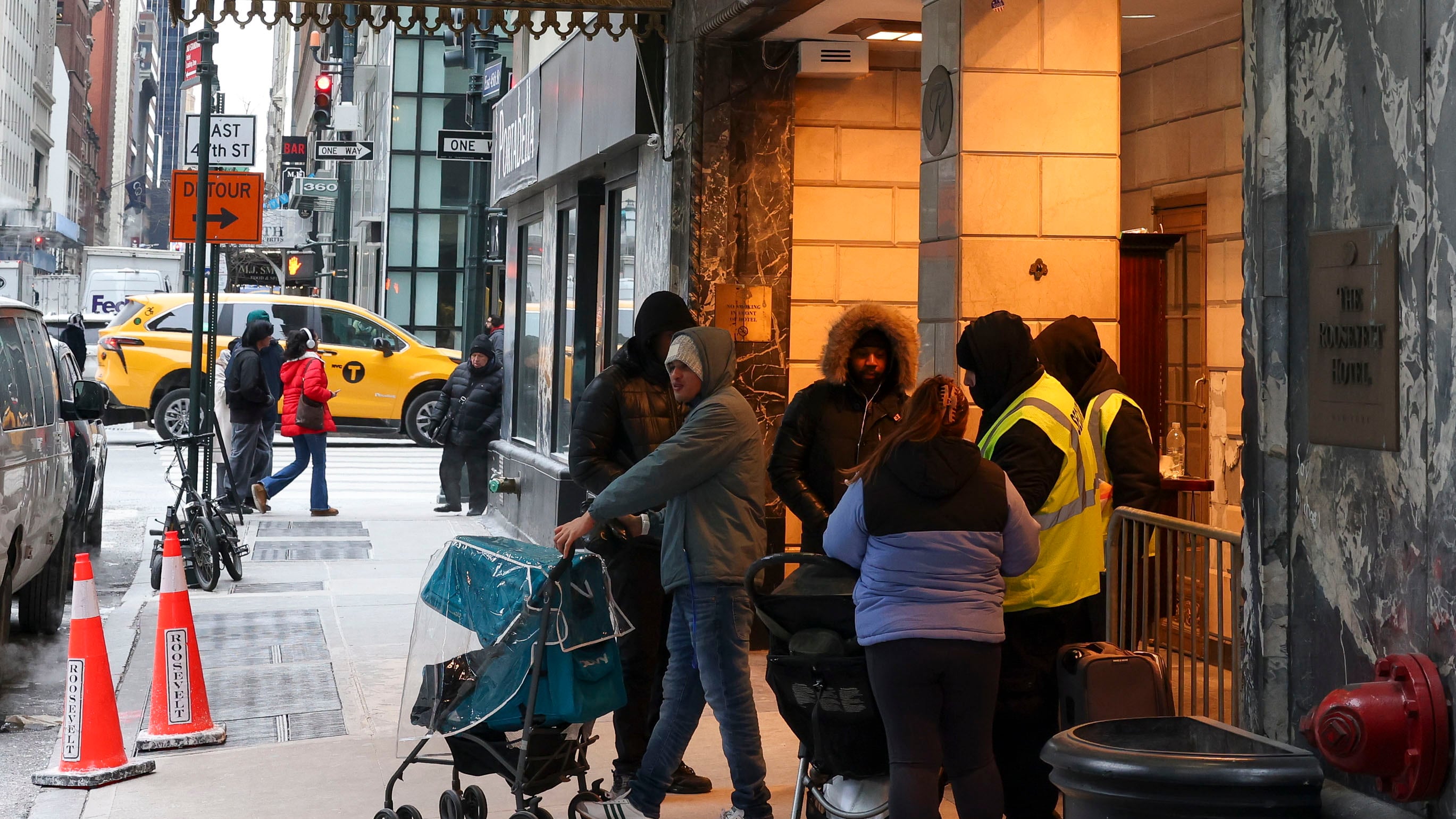 La gente entra y sale de un refugio para migrantes en el antiguo Hotel Roosevelt en Nueva York, Nueva York, EE.UU., 21 de enero de 2025.