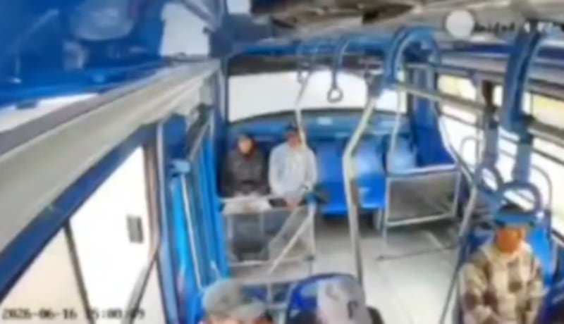 VIDEO: Conductor de bus fue apuñalado durante un asalto armado en el Centro de Quito - Fuente: Video de X
