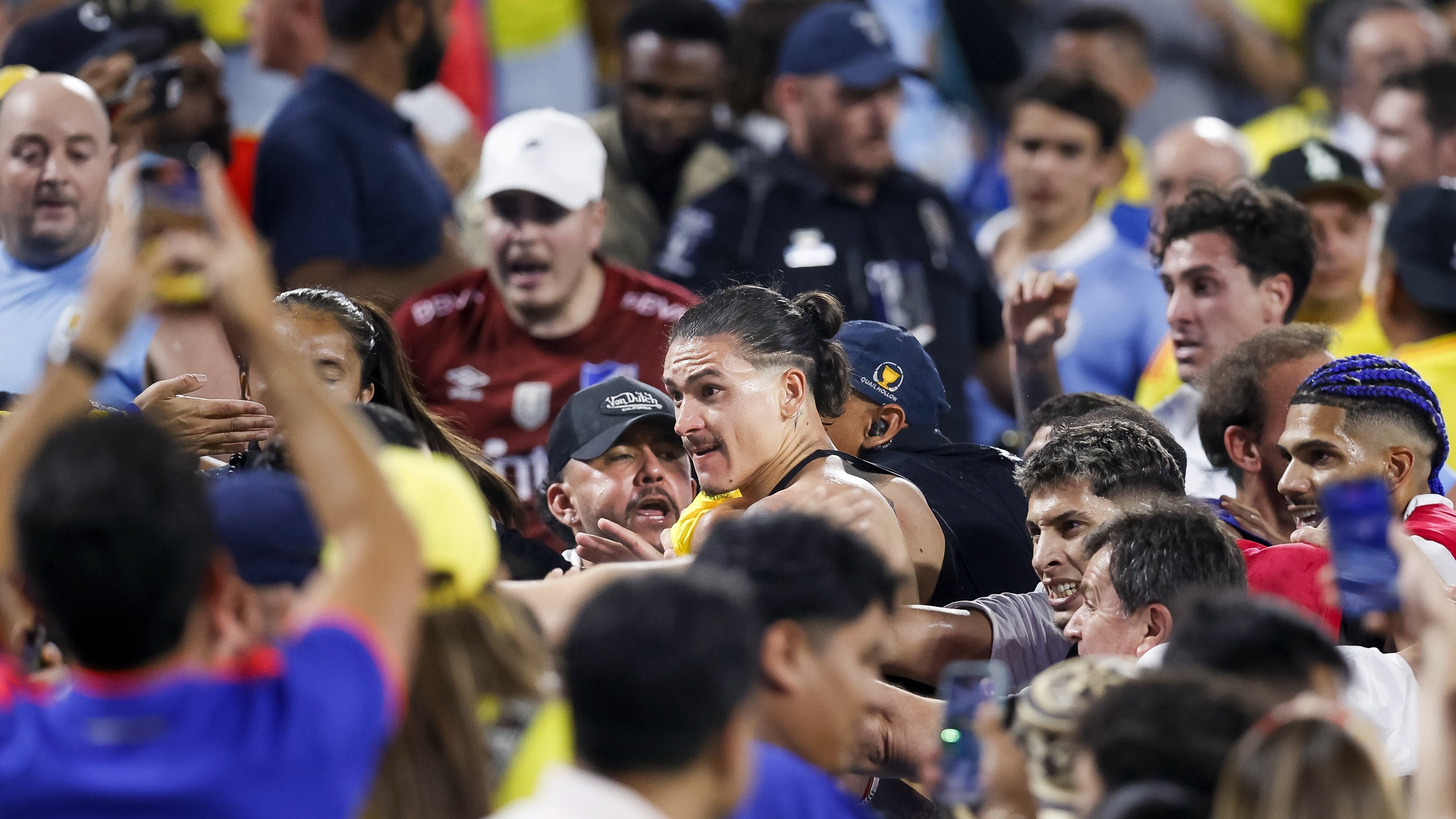 Darwin Nuñez peleando con hinchas de Colombia