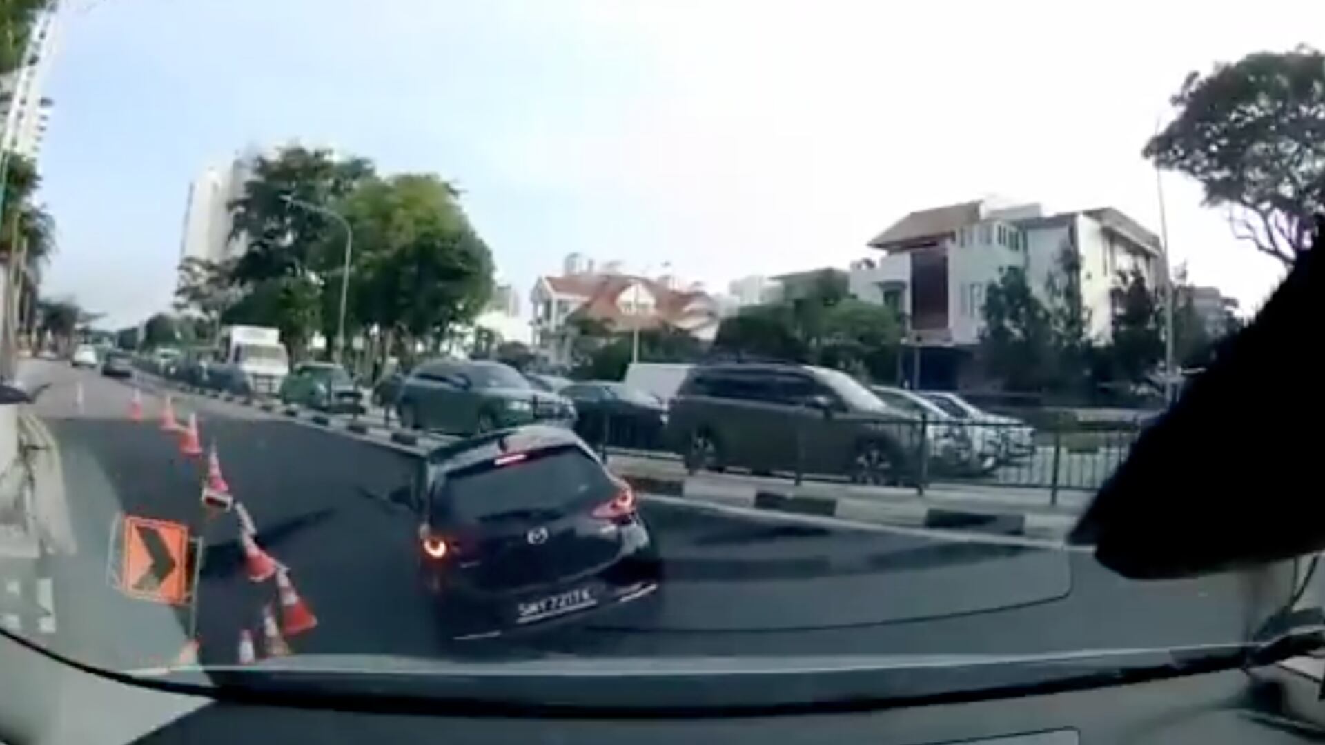 VIDEO: Socavón se traga un auto en Singapur en pleno tránsito - Fuente: Video de X