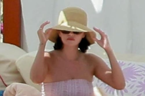 “Un cuerpo real y natural”, Selena Gomez es amada y criticada por su físico en traje de baño