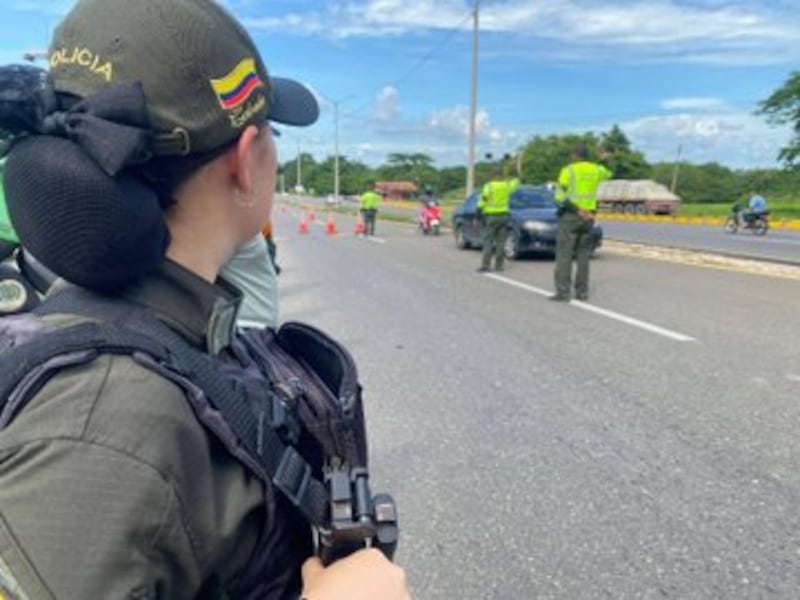 Agresora capturada por la Policía tras atacar a patrullera en Bogotá, lesiones graves en la mano.