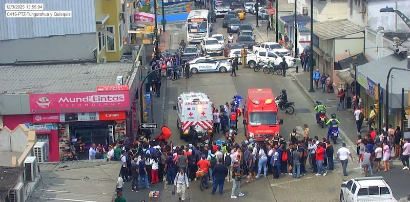 Agentes de la Policía acordonan la zona tras la balacera registrada cerca de la Universidad de Guayaquil.