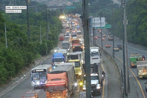 Contenedor volcado a la altura de Ceibos Norte paraliza el noroeste de Guayaquil