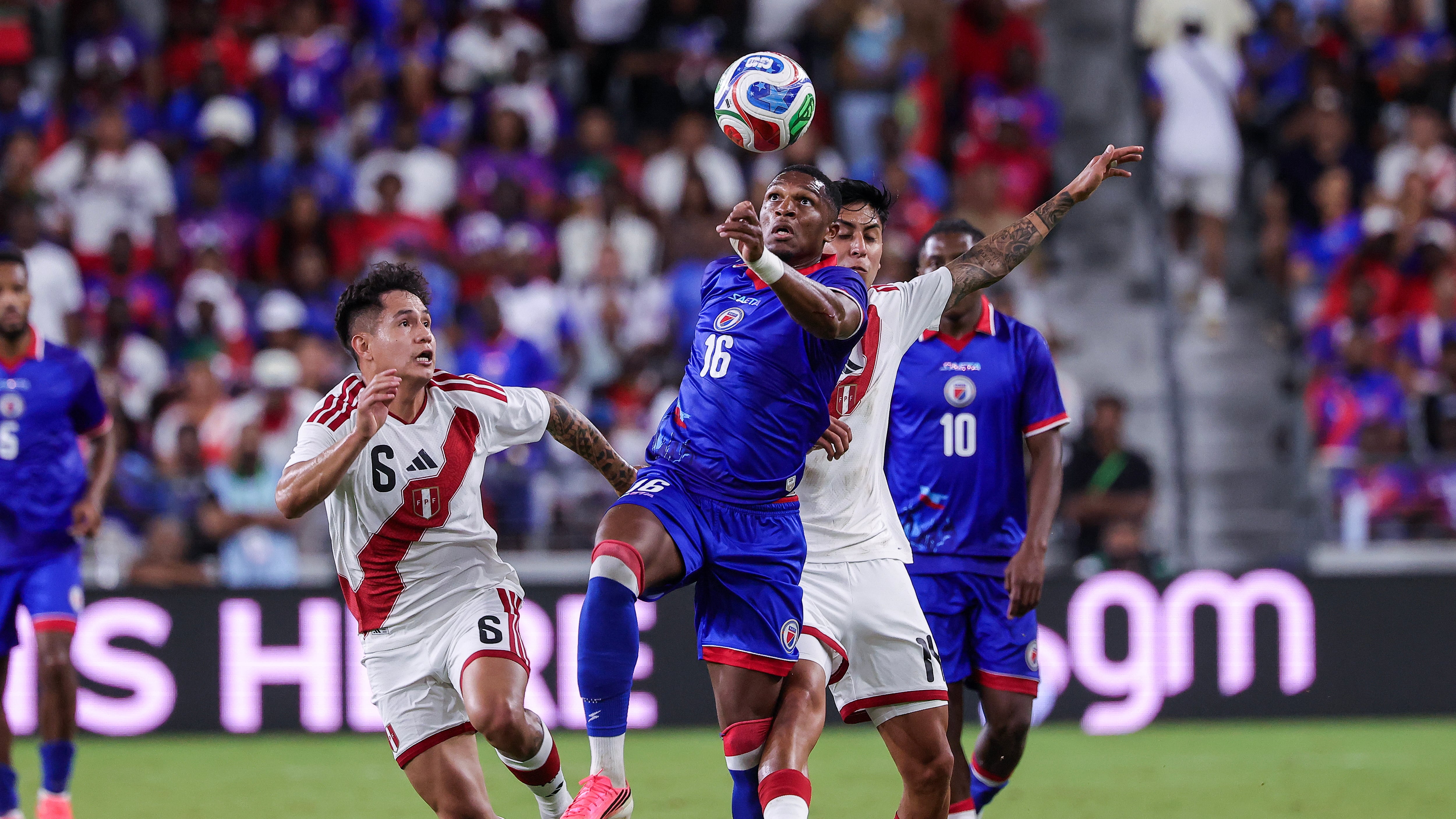 MIAMI (United States), 06/06/2026.- Haiti's Lenny Joseph (C) in action against Peru's Jesus Pretell (L) during the International soccer friendly between Haiti and Peru in Miami, Florida, USA, 05 June 2026. (Futbol, Amistoso) EFE/EPA/CRISTOBAL HERRERA-ULASHKEVICH