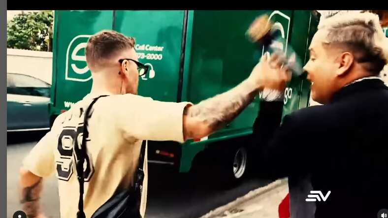 Participante de "Soy el mejor" le dio un manotazo al micrófono de reportero de farándula