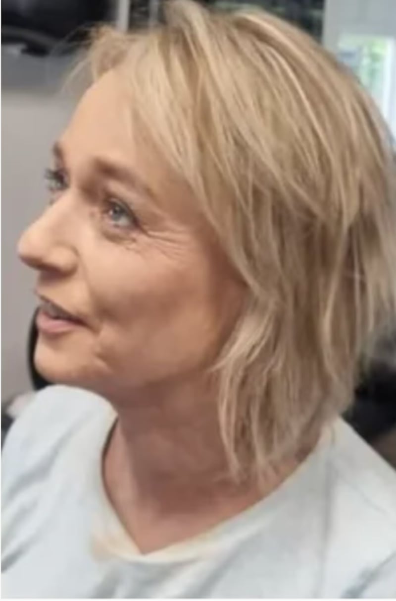 Mujer fue “obligada” a tatuarse el nombre de su pareja abusiva 250 veces en la cara y el cuerpo.