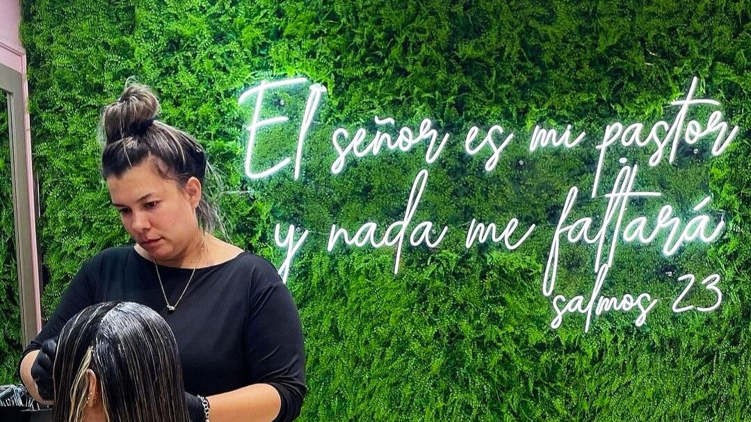 Enith Lemos es conocida por su vasta experiencia en el manejo del cabello.