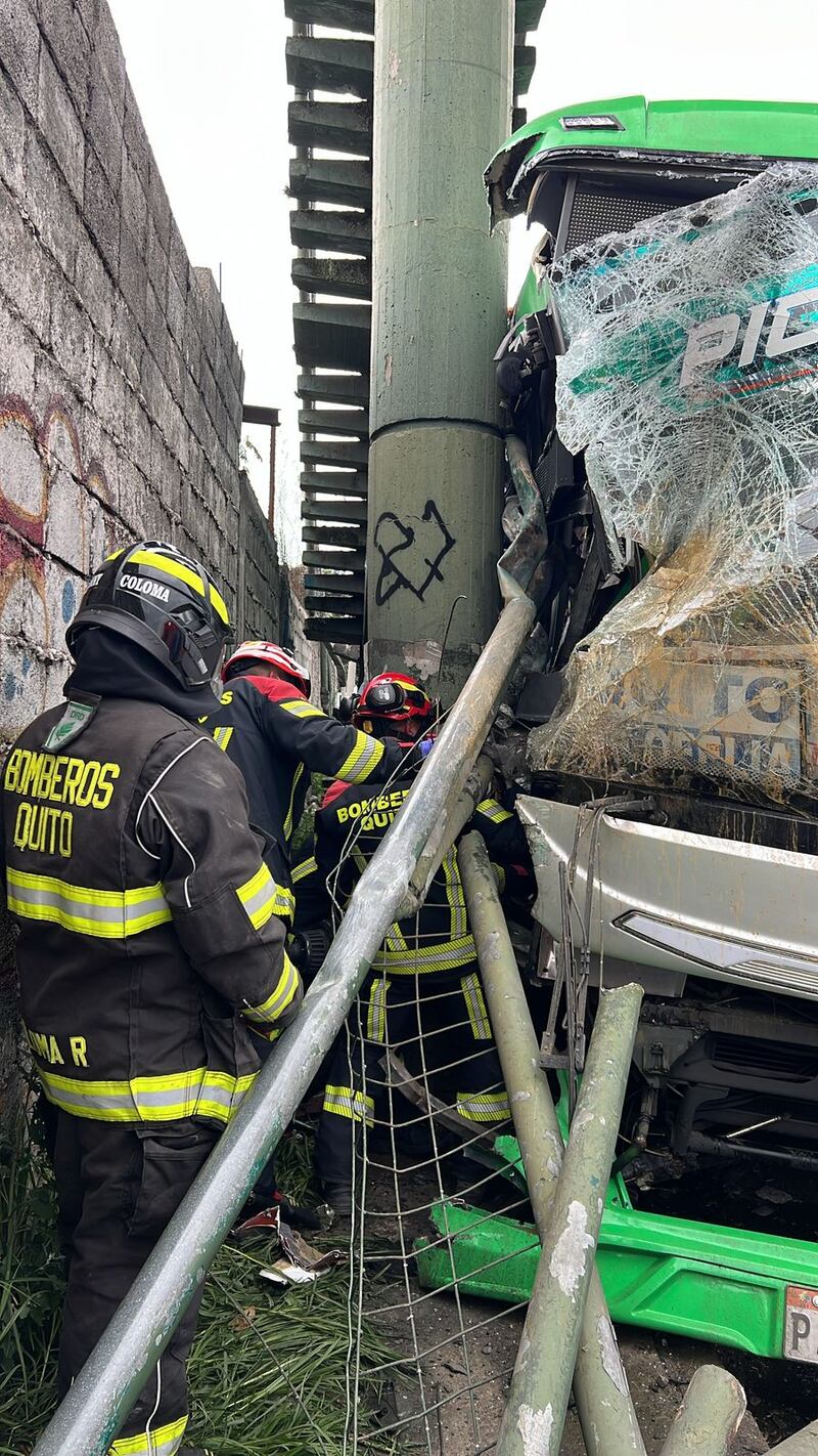 Quito: 26 heridos tras choque de bus interparroquial contra puente peatonal en Calderón
