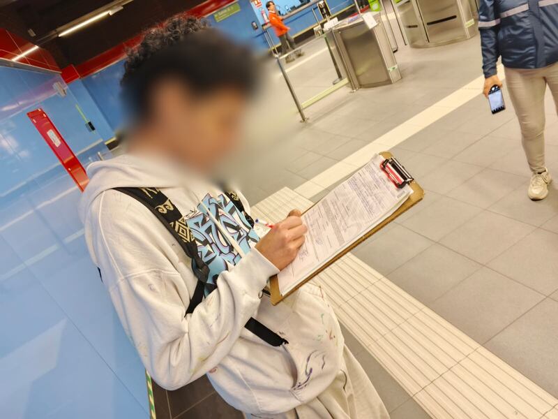 Joven intentó ingresar al Metro de Quito con la tarjeta de tarifa preferencial de su tía