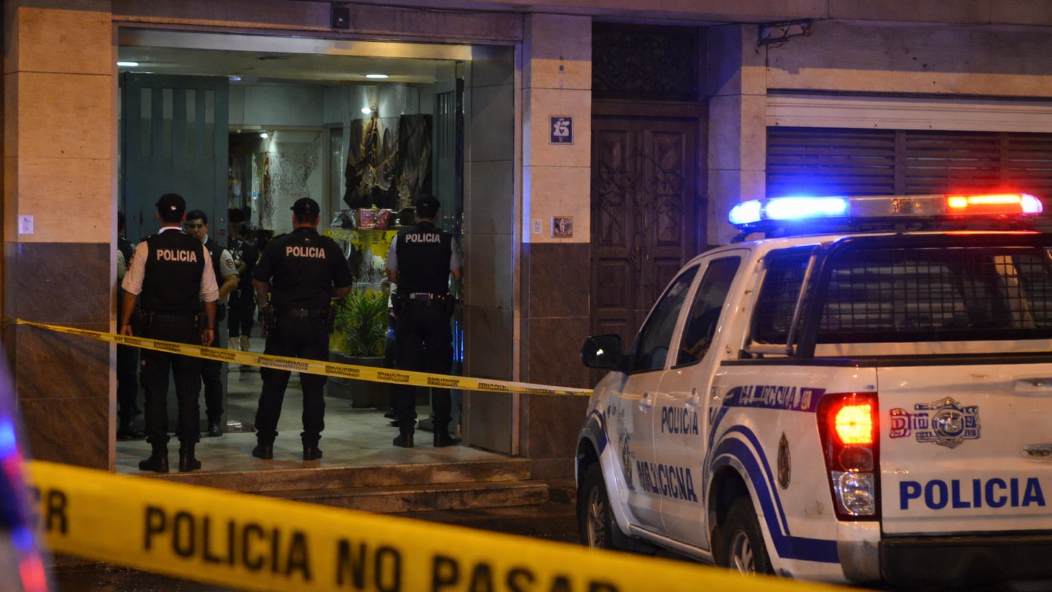 Un policía y un civil muertos, dos agentes heridos en un hotel de Quevedo
