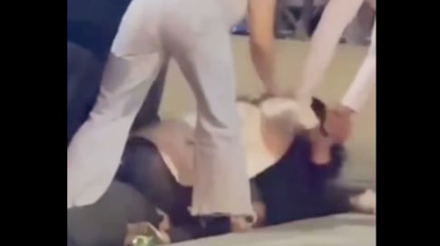 Estrelló la cabeza de una mujer contra el pavimento en Samborondón.