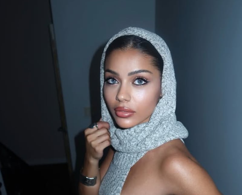 Dina Khalil estuvo a punto de perder la vista tras someterse a una cirugía estética para cambiar el color de sus ojos