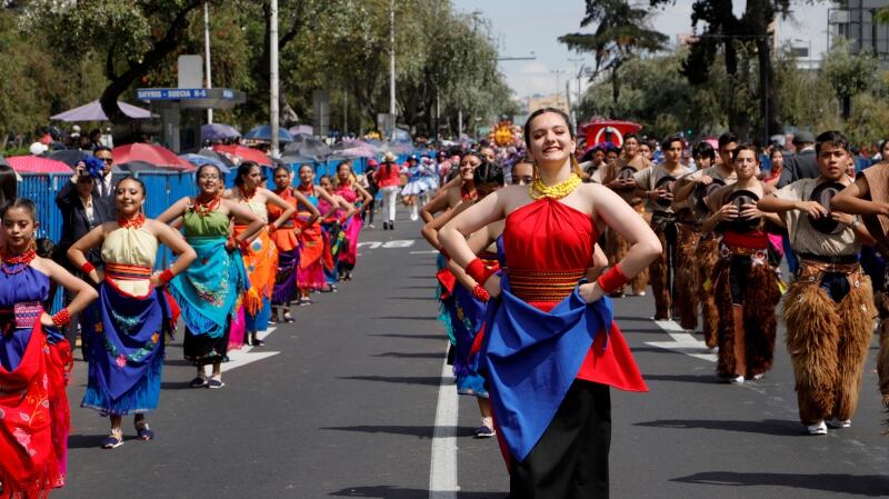 Desfile de la confraternidad en la tribuna de los Shyris.
APIFOTO/ DANIEL MOLINEROS