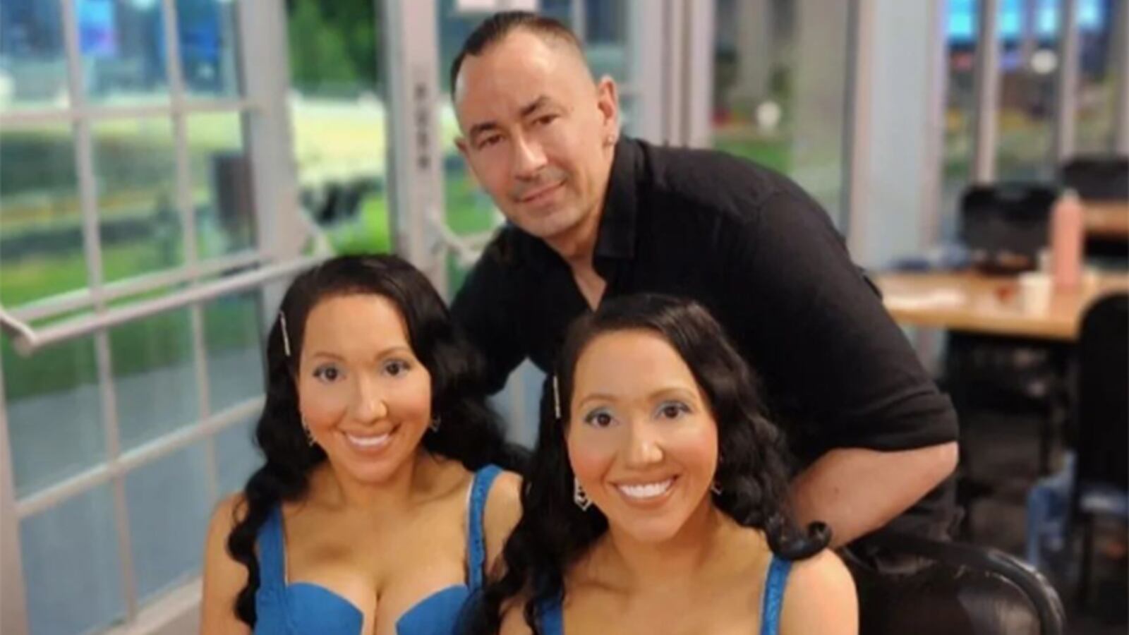 Superaron el límite del poliamor: gemelas comparten el mismo novio desde hace 11 años.