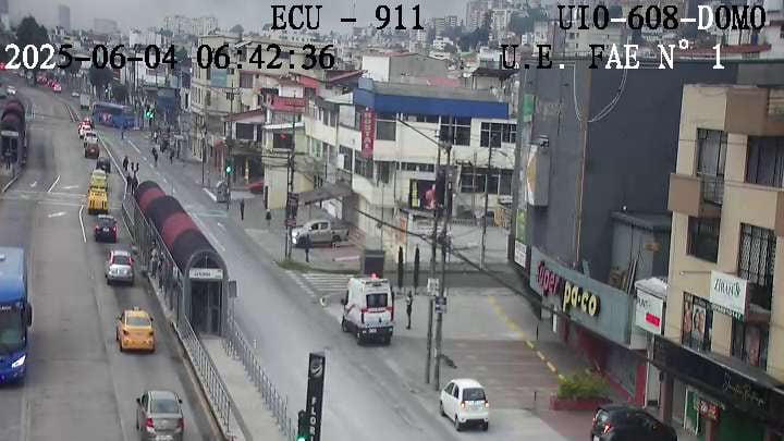 Quito: La Av. De La Prensa está cerrada en sentido norte-sur por material pétreo en la calzada