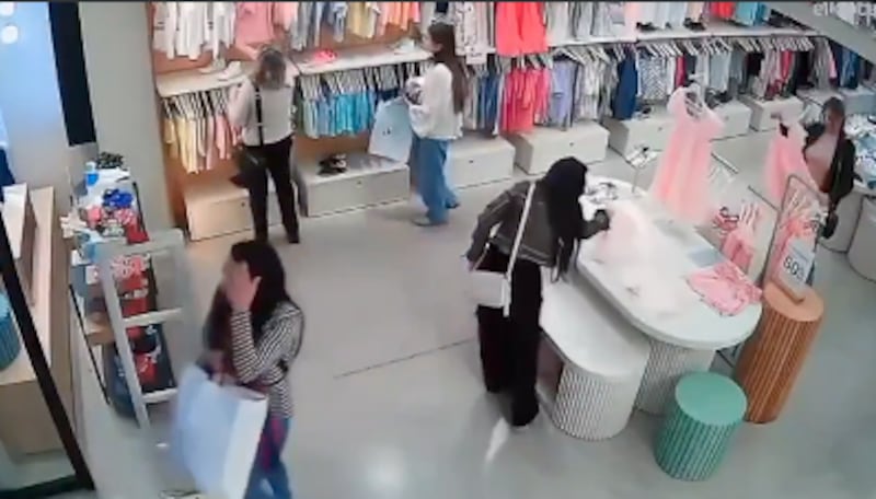 El robo en el local de ropa para niños quedó completamente captado en video, evidenciando la rapidez de las ladronas.