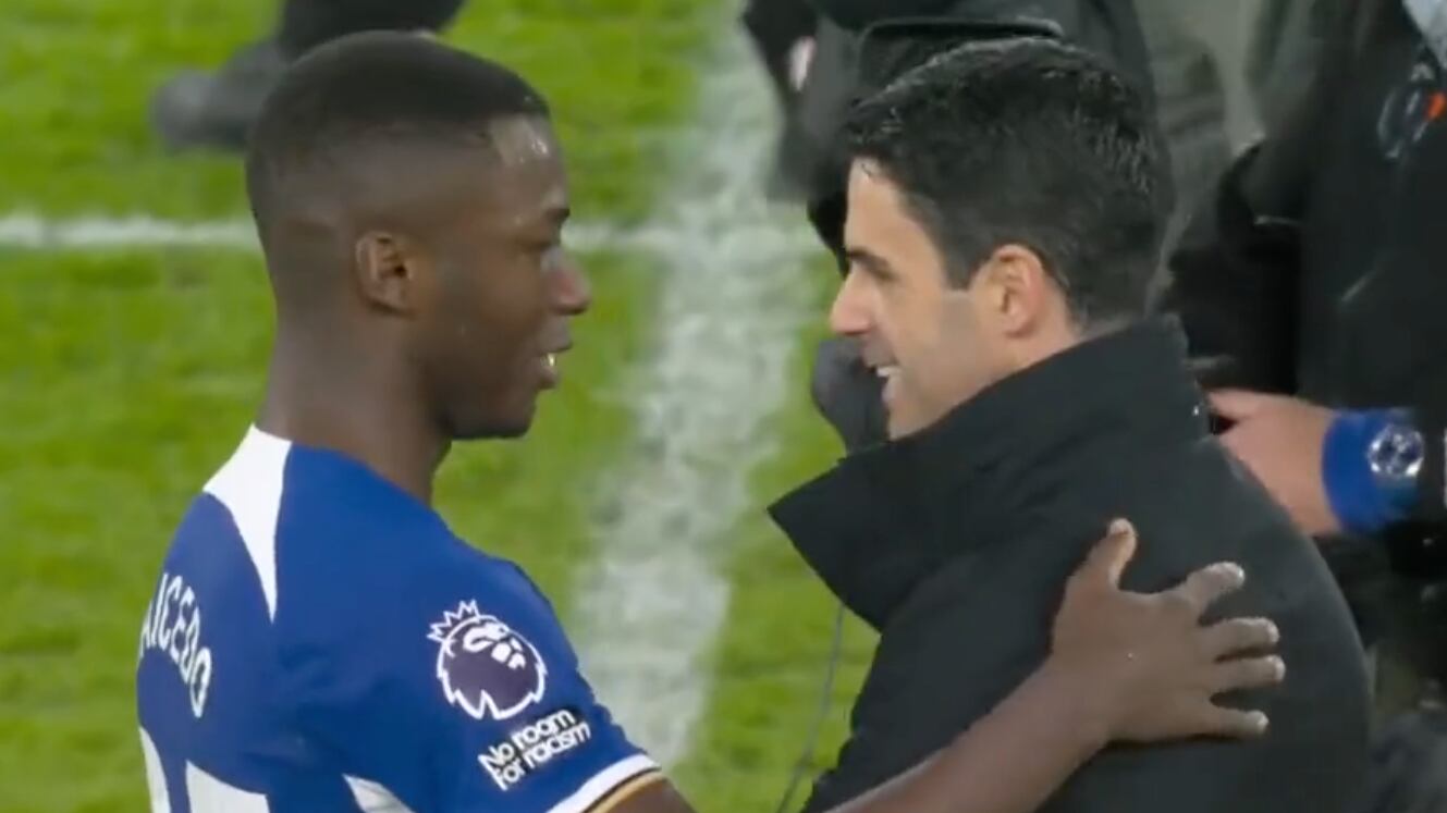 El abrazo de Moisés Caicedo y Mikel Arteta
