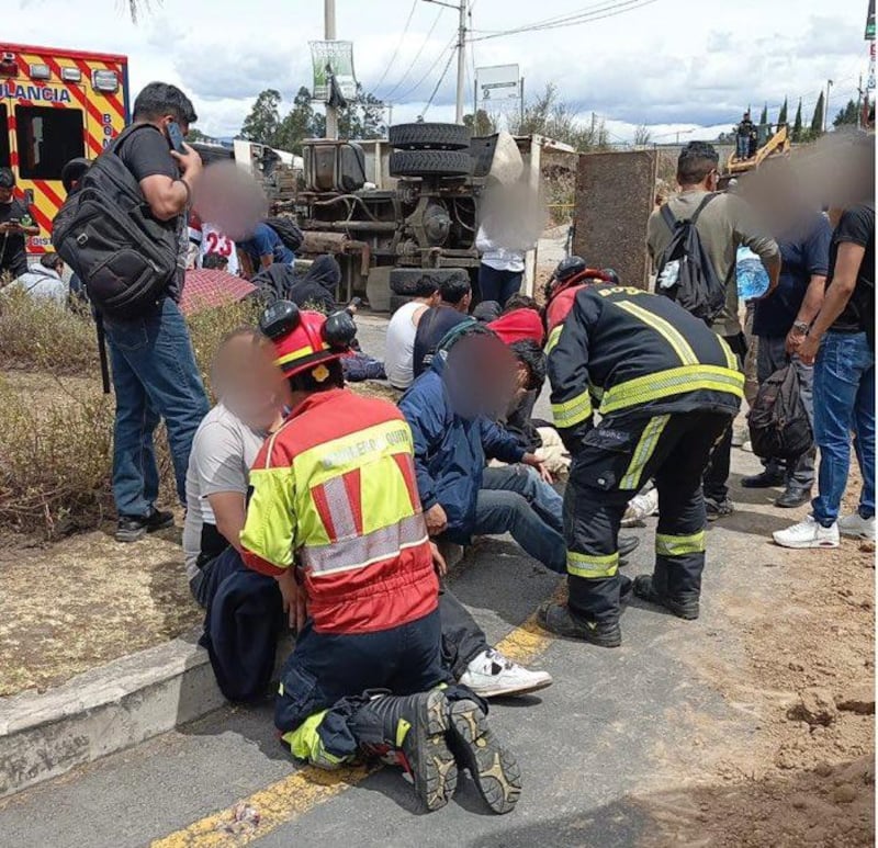 Bus escolar y volqueta colisionaron en la Ruta Viva, Lumbisí; Se reportan 14 heridos