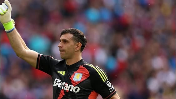 Emiliano Martínez celebra un penal atajado con el Aston Villa que juega la final de la Europa League este sábado 20 de mayo.