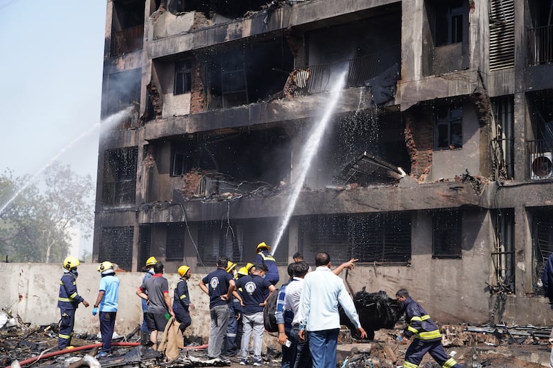 Bomberos trabajan en el lugar de un accidente aéreo cerca del Aeropuerto Internacional Sardar Vallabhbhai Patel en Ahmedabad, Gujarat, al oeste de la India, 12 de junio de 2025. El vuelo AI171 de Air India, con destino a Londres y que transportaba a 242 pasajeros y miembros de la tripulación a bordo de un avión Boeing 787-8, se estrelló minutos después del despegue en la zona de Meghaninagar en Ahmedabad.
