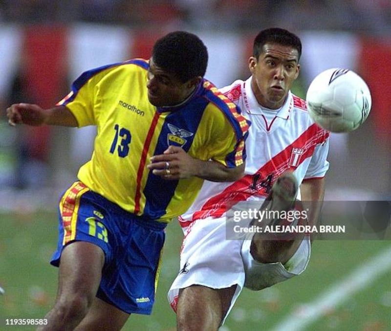 Selección de Ecuador gana a Perú en el 2001.