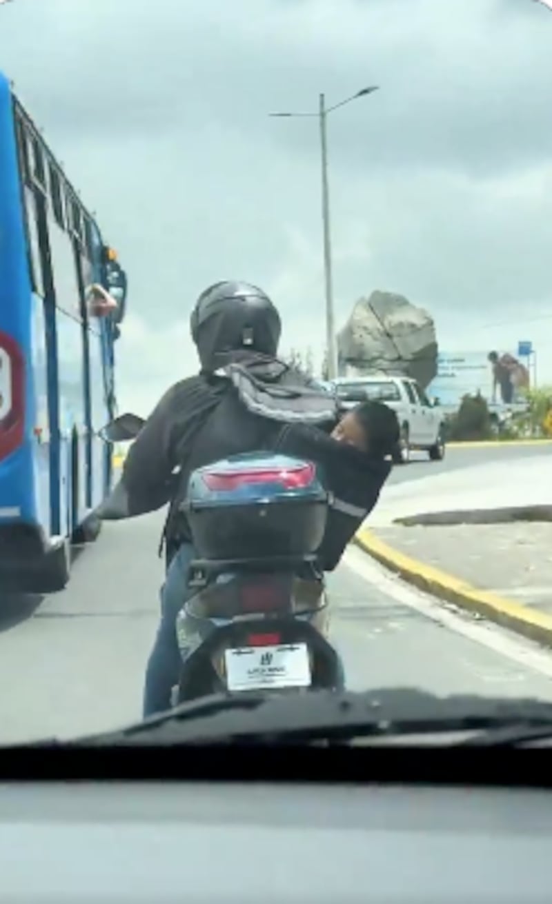 El caso ha generado preocupación por la seguridad del menor y el cumplimiento de normas de tránsito en Ecuador