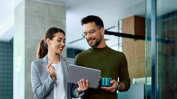 El peligro oculto de ser “demasiado amable” en el trabajo, según experta