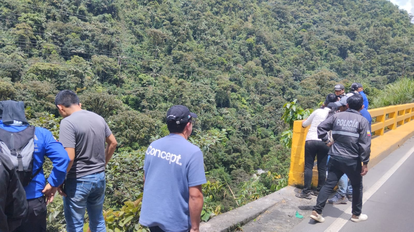 Activan labores de búsqueda de Héctor Enríquez en la vía Alóag–Santo Domingo