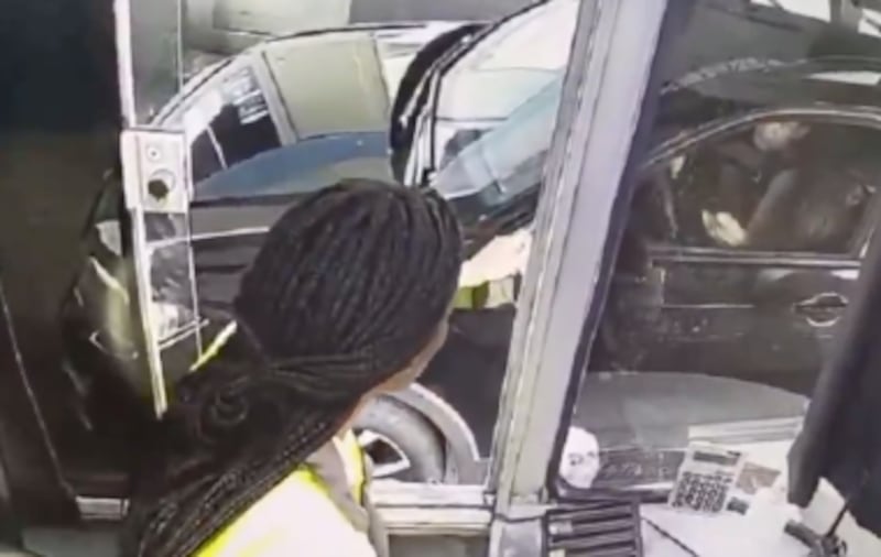 Cámaras de peaje registraron a Henay inconsciente al volante mientras su novio manipulaba el auto desde el copiloto.