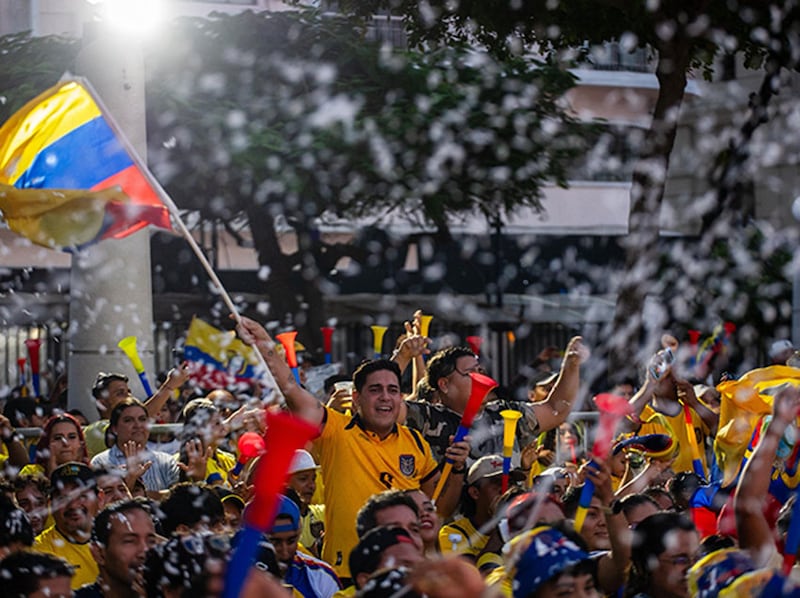 Camisetas, banderas, familias y mucha emoción marcaron la jornada en distintos puntos de la ciudad durante el debut de Ecuador en el Mundial 2026
