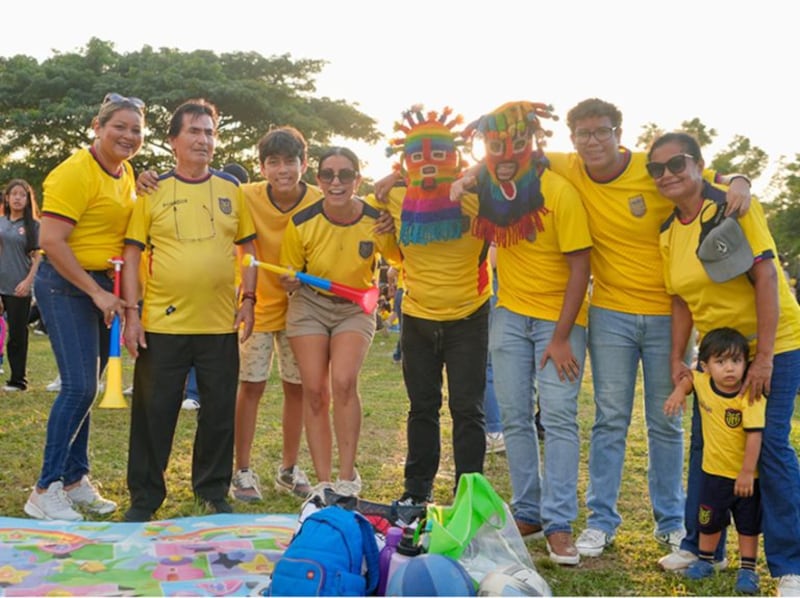Camisetas, banderas, familias y mucha emoción marcaron la jornada en distintos puntos de la ciudad durante el debut de Ecuador en el Mundial 2026