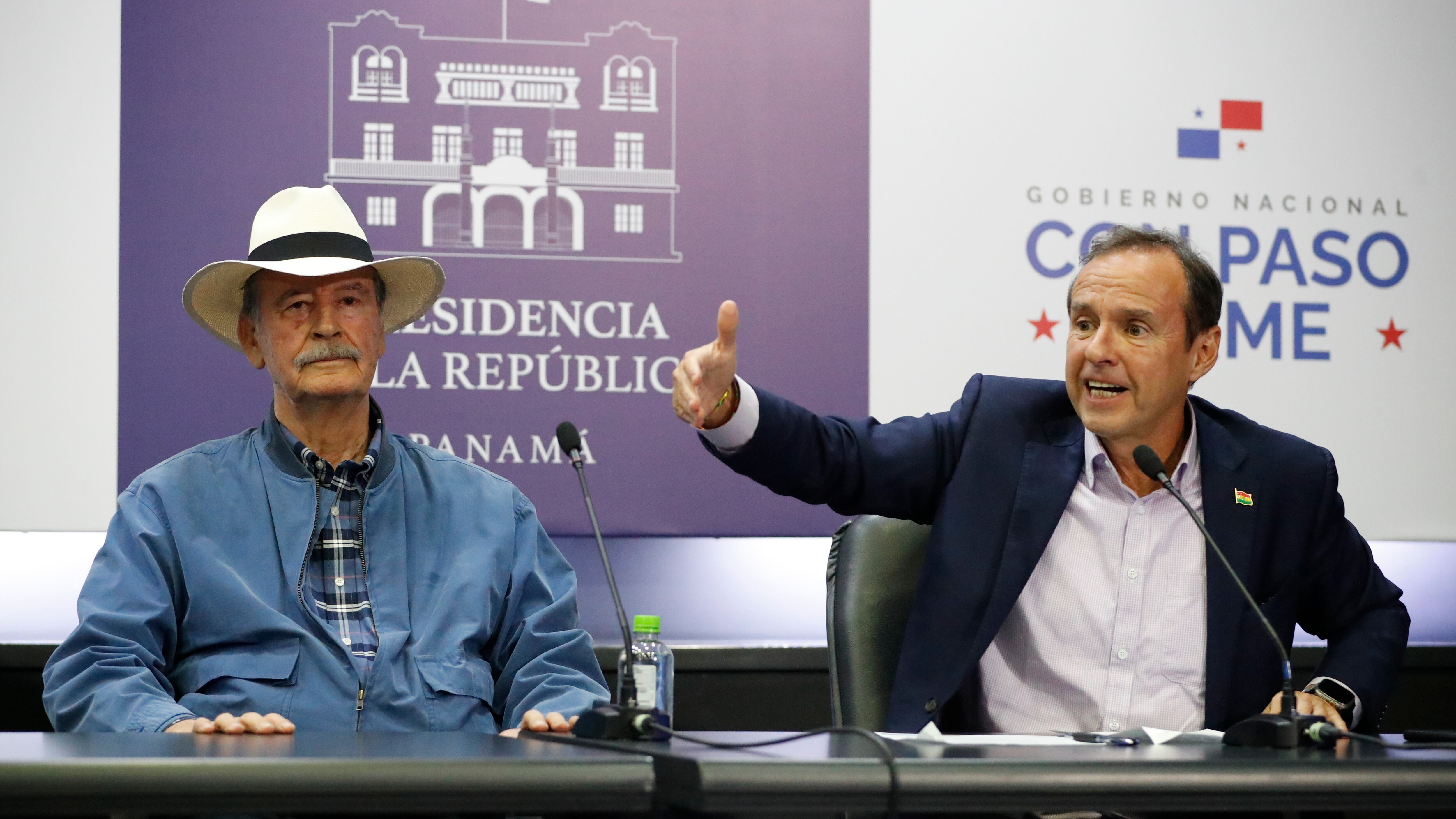 El expresidente boliviano Jorge Quiroga (d) hace una declaración junto a su homólogo de mexicano Vicente Fox este viernes, en la Ciudad de Panamá