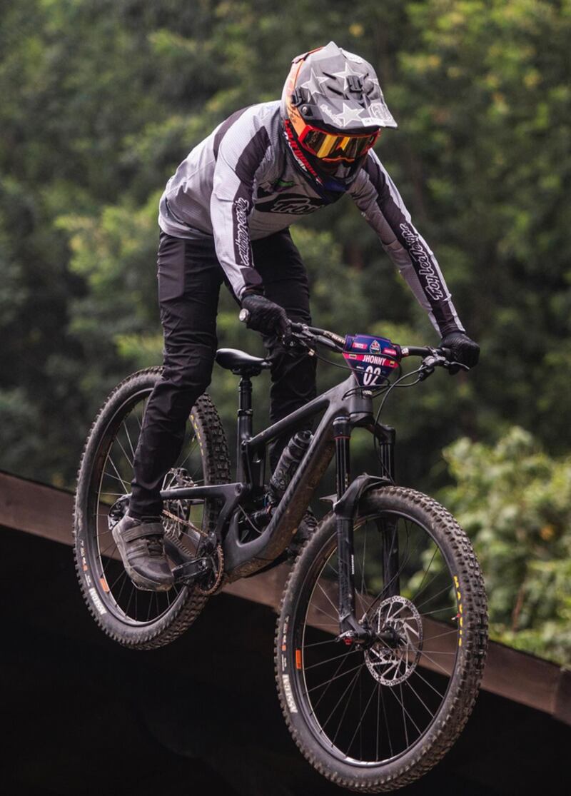 El ciclista colombiano sufrió uno de los accidentes más fuertes de su carrera en Chile, pero ahora ya quedó todo atrás.