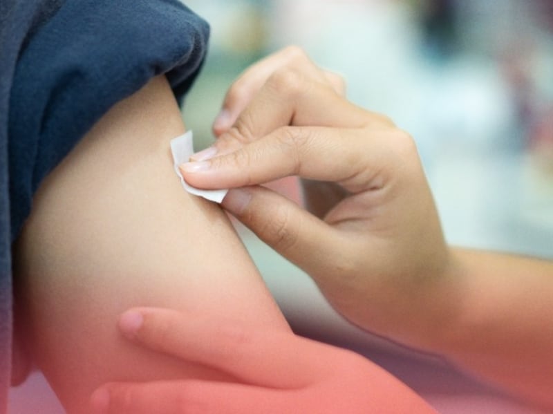 Un paciente llega a un centro médico para vacunarse.