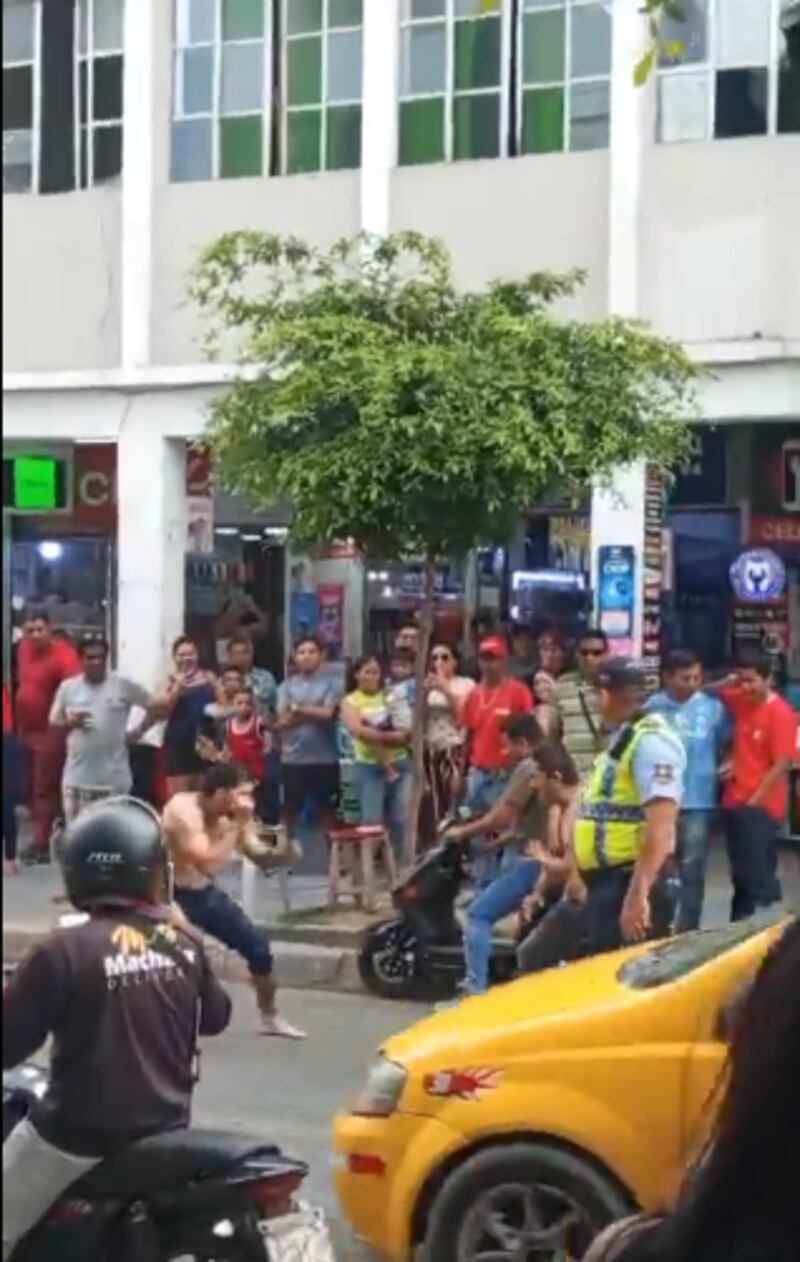 Pelea callejera en Machala