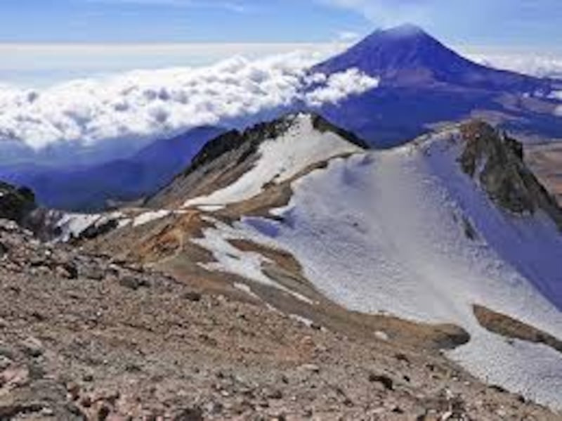 Vista del Iztaccíhuatl, volcán emblemático de México donde ocurrió la tragedia del joven alpinista.