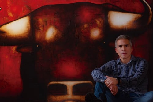 El artista ecuatoriano Pedro León reveló una obra gigante de 12 metros compuesta por 20 lienzos