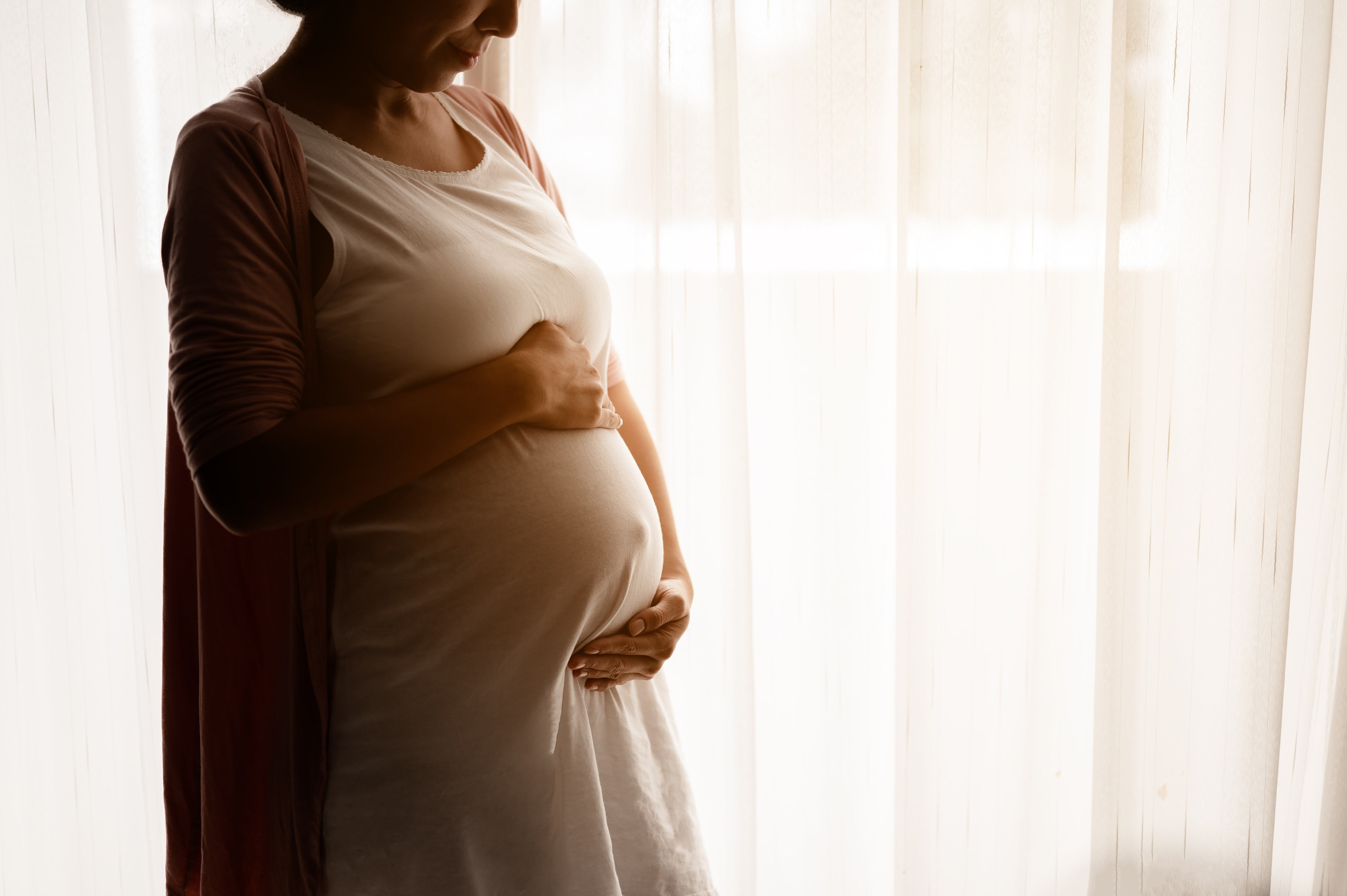 CNE eximirá de multas a mujeres desde el sexto mes de embarazo y durante el primer año de lactancia