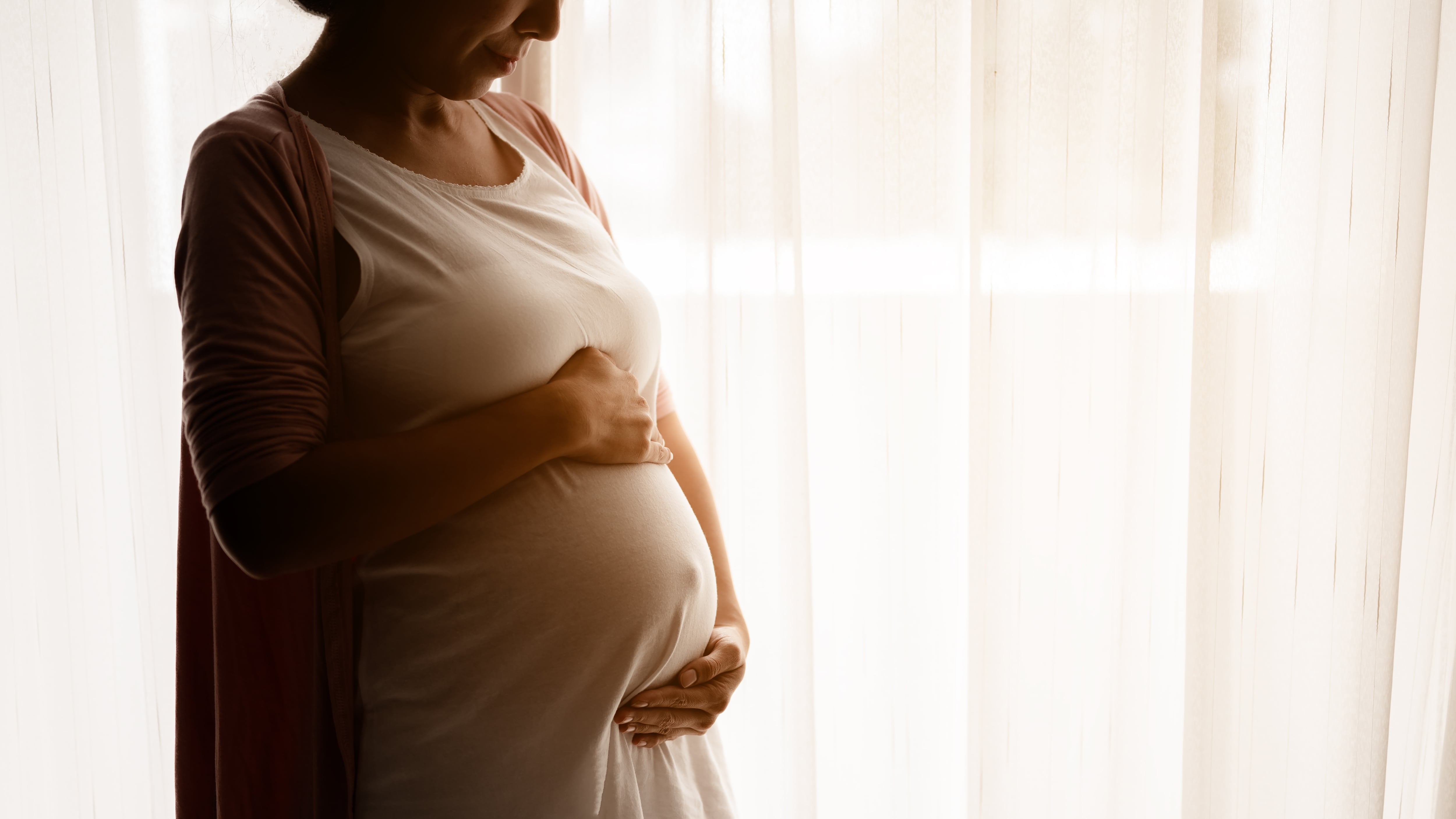CNE eximirá de multas a mujeres desde el sexto mes de embarazo y durante el primer año de lactancia
