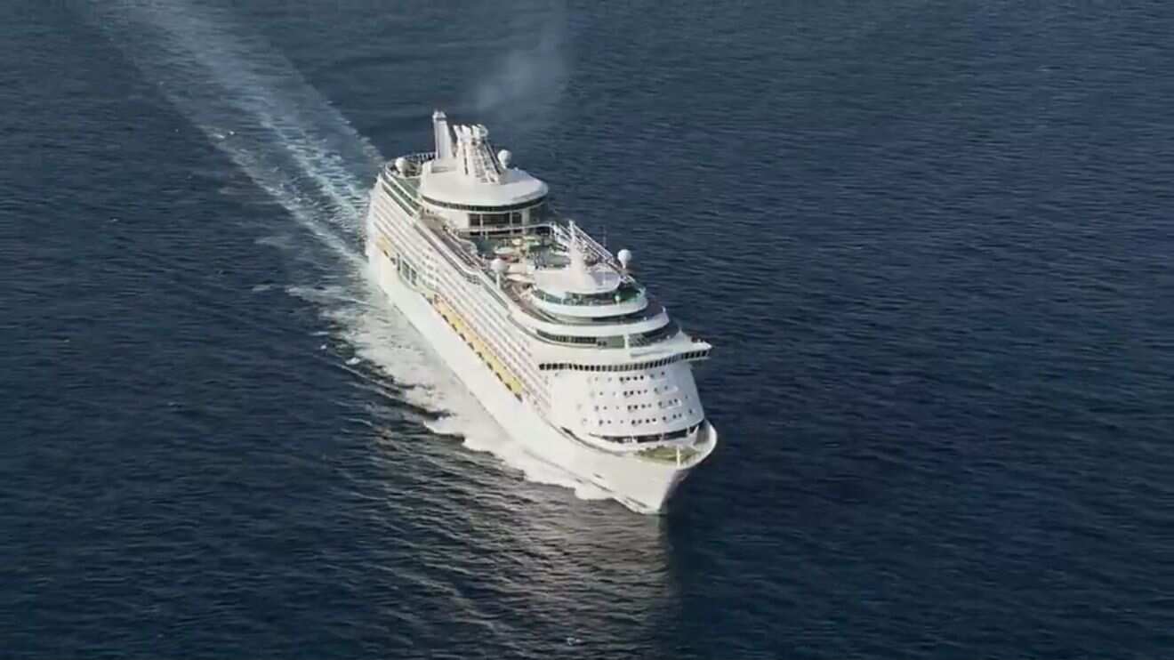 Padre salta desde un crucero de Disney para salvar a su hija de 5 años