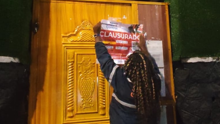 Night club clandestino en el norte de Quito rompió más de 20 sellos de clausura y seguía operando