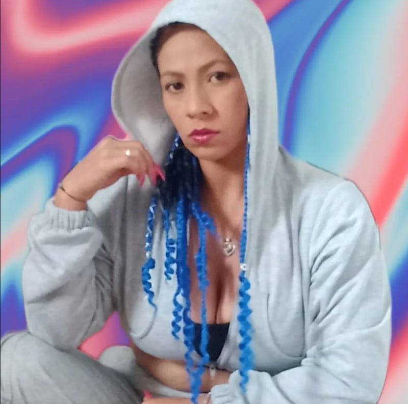 La intérprete de La Quemona es Karen Álvarez, conocida artísticamente hoy como JD La Quemona