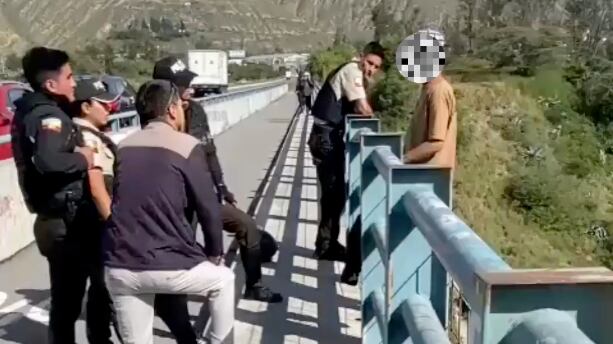 Joven intentó quitarse la vida en el puente de Los Pájaros, en el norte de Quito; la Policía logró rescatarlo