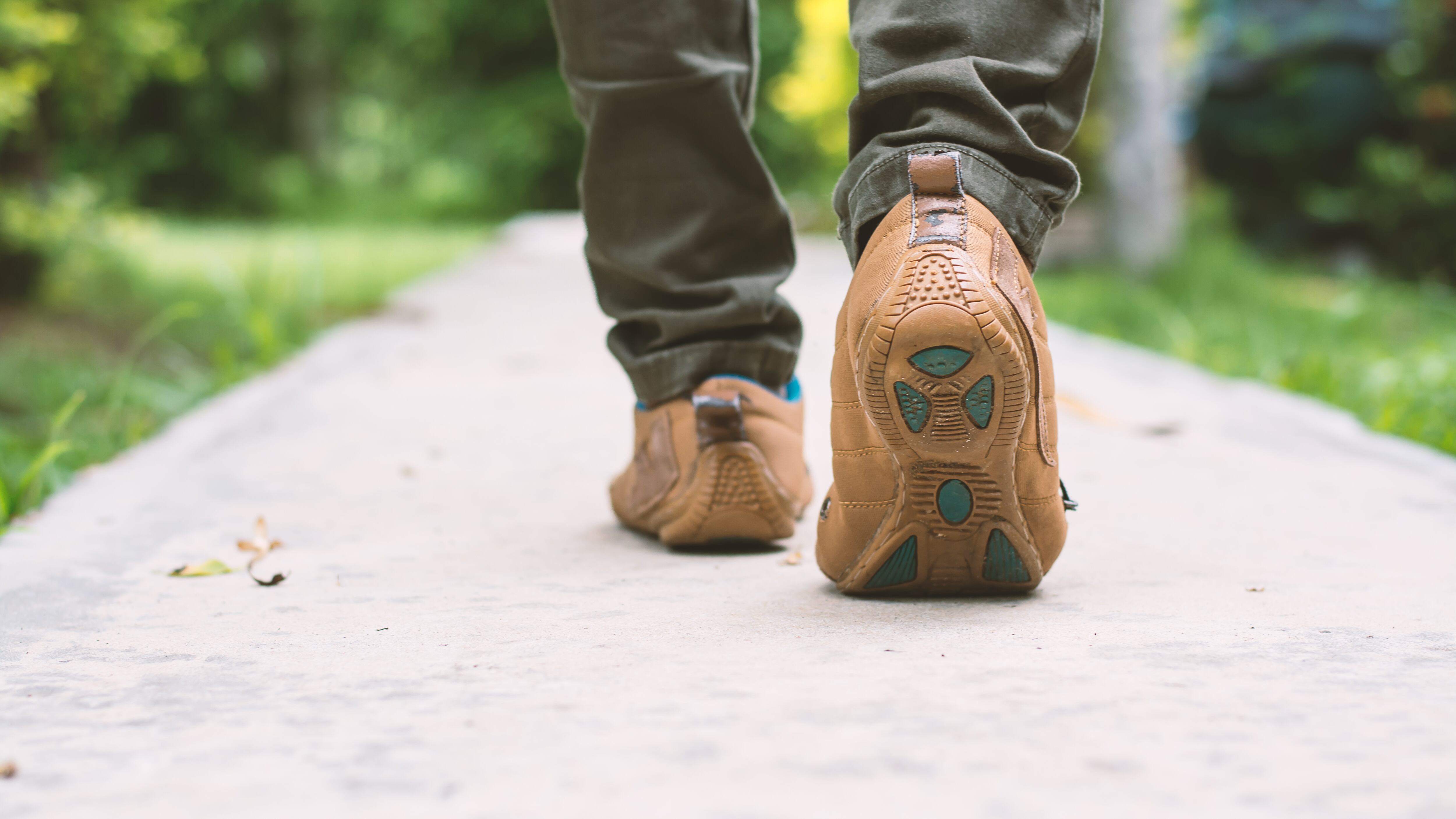 Una de las formas más accesibles, económicas y sencillas de hacer ejercicio es salir a caminar, ya que se trata de una actividad para la cual no es necesario contar con un lugar o con equipo específicos. Foto: Freepik.