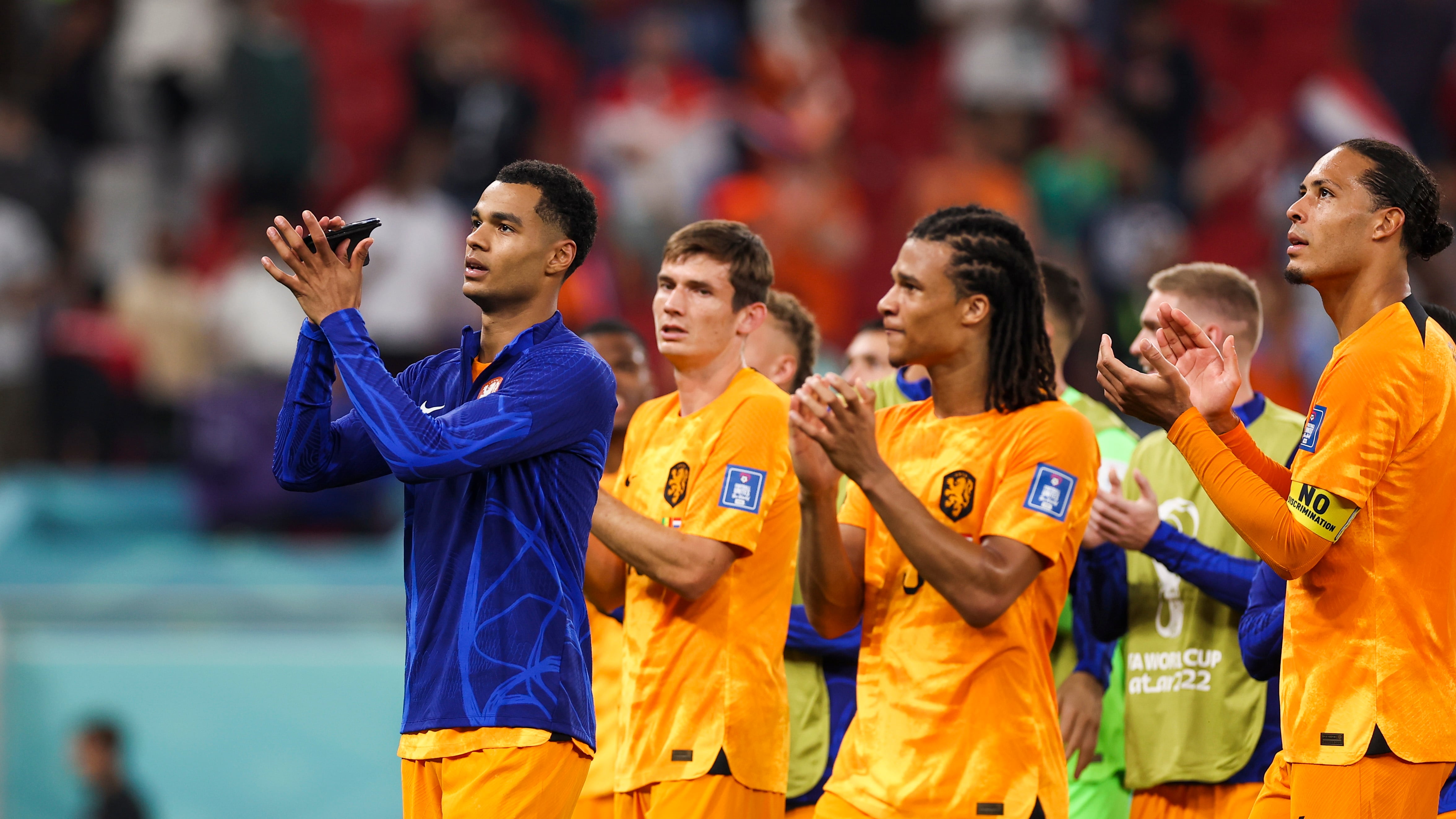 Doha (Qatar), 21/11/2022.- Jugadores de Países Bajos celebran la victoria que los deja como líderes del grupo A junto a Ecuador. EFE