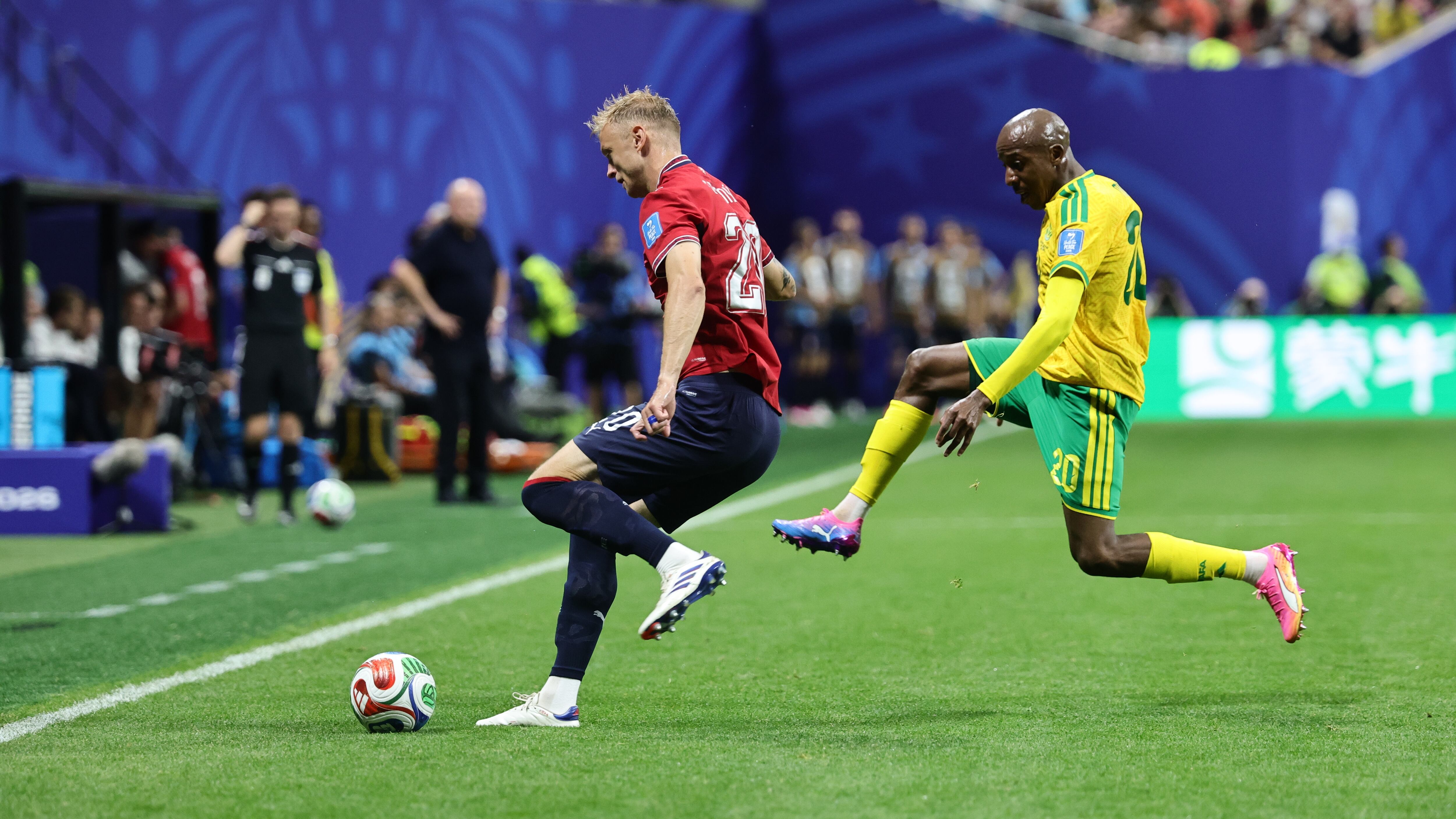 ATLANTA (United States), 18/06/2026.- Jaroslav Zeleny of Czech Republic (L) and Khuliso Mudau of South Africa in action during the FIFA World Cup 2026 group stage match Czechia against South Africa, in Atlanta, USA, 18 June 2026. (República Checa, Sudáfrica) EFE/EPA/RONALD WITTEK