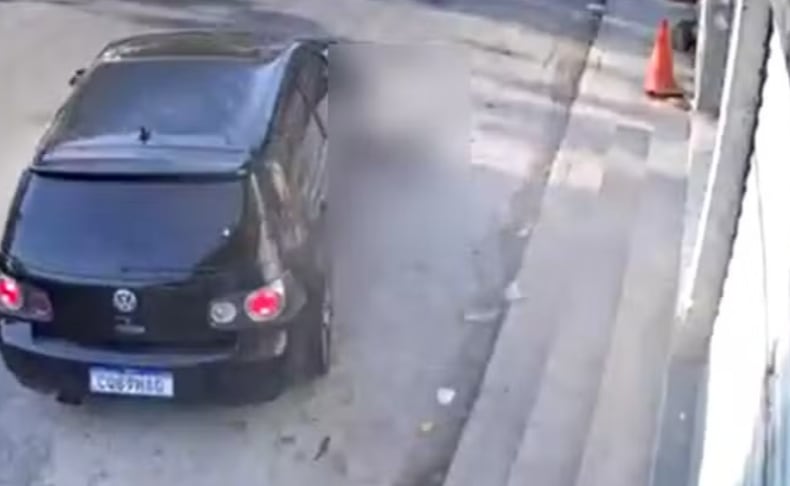 El vehículo avanzó a toda velocidad mientras la mujer quedaba atrapada debajo, según muestran las imágenes difundidas en Brasil.